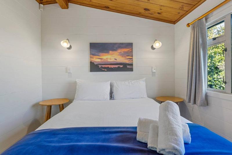 Bellbird Cottage With Lake and Mountain Views - image 32