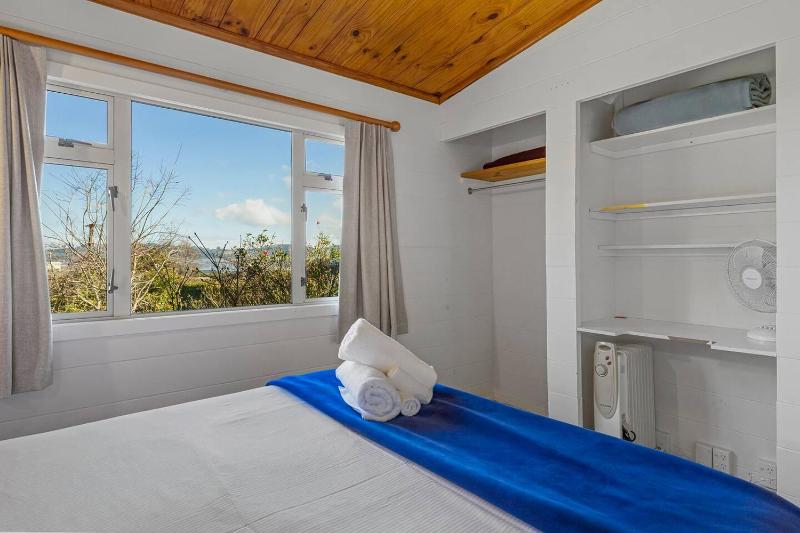 Bellbird Cottage With Lake and Mountain Views - image 45