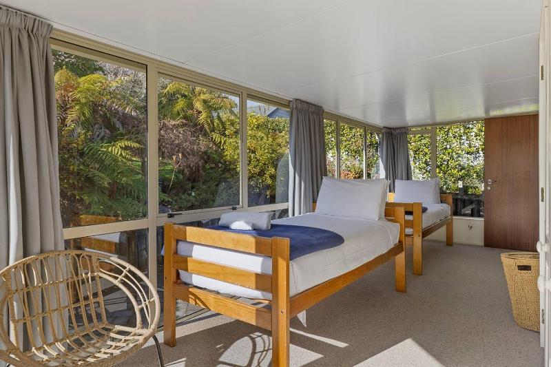 Bellbird Cottage With Lake and Mountain Views - image 7