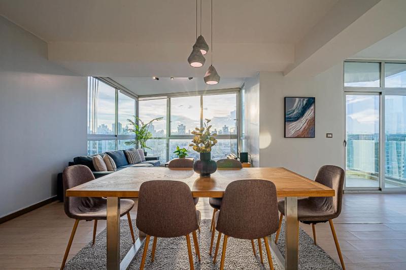 Airy 2BR in San Francisco with Pool - image 4