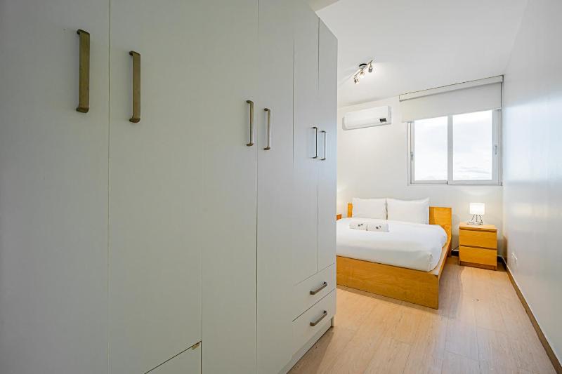 Airy 2BR in San Francisco with Pool - image 15