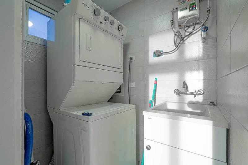Airy 2BR in San Francisco with Pool - image 11
