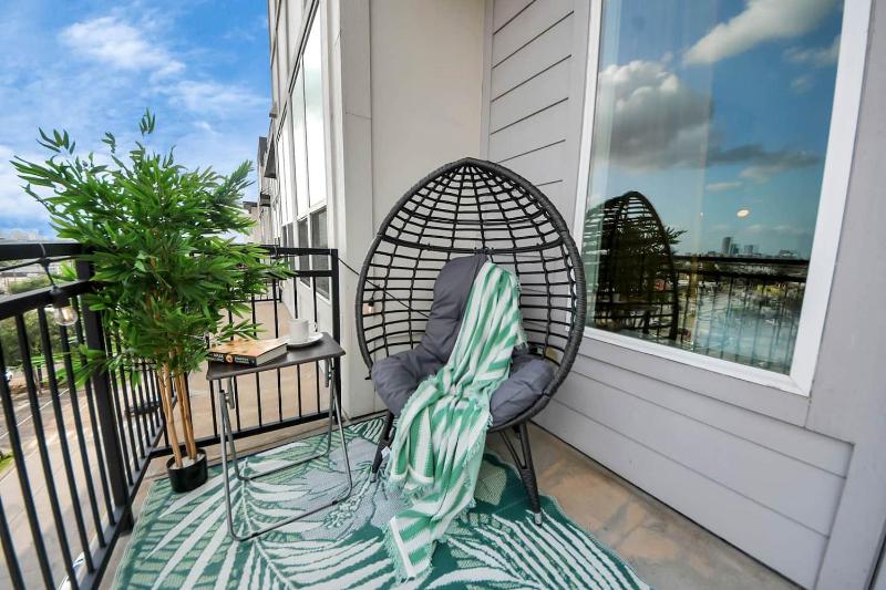 90 walk Score-6th Lvl- Balcony-Downtown-Fastwifi - image 11