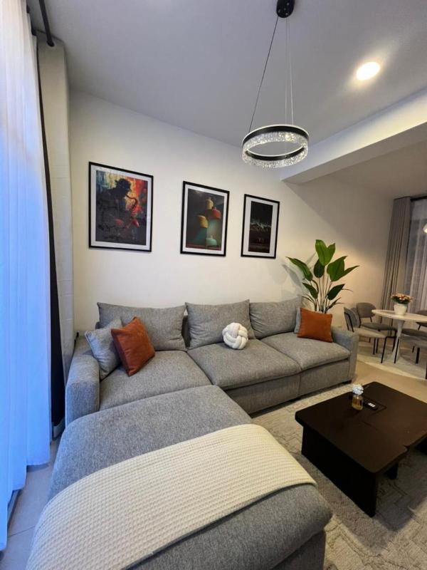 Luxe 2BR Apartment Walk to Beach Cafés Gym Shops - image 1