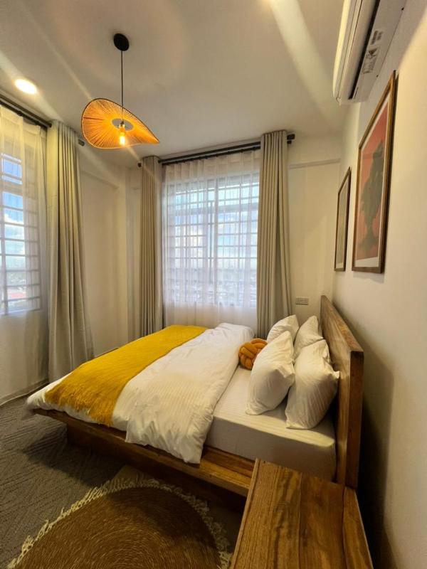 Luxe 2BR Apartment Walk to Beach Cafés Gym Shops - image 8