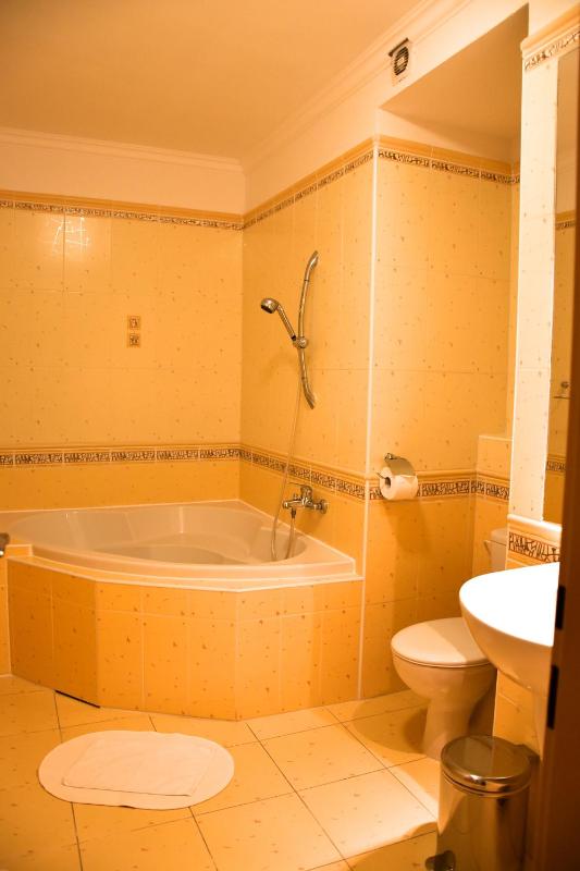 Deluxe Double Room with Bath image 4