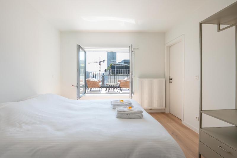 Bright Apartment for 2 with Spacious Terrace & Views - image 9