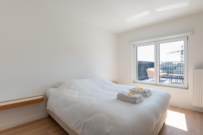 Bright Apartment for 2 with Spacious Terrace & Views - image 10