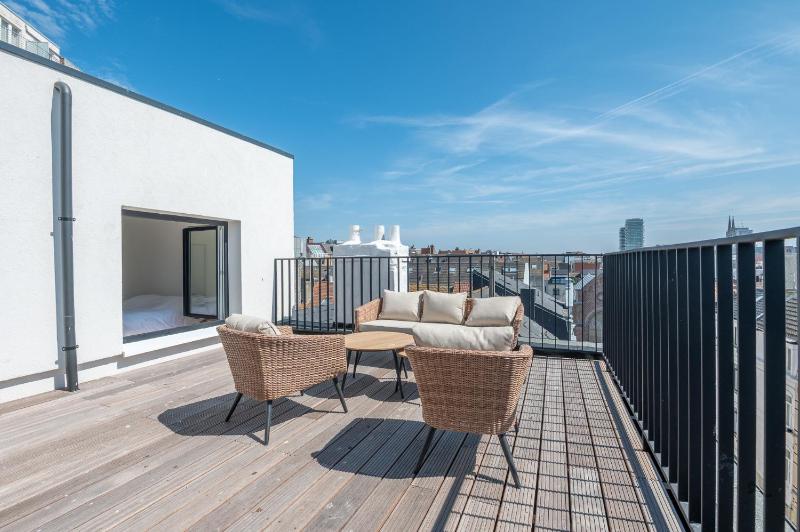 Bright Apartment for 2 with Spacious Terrace & Views - image 8