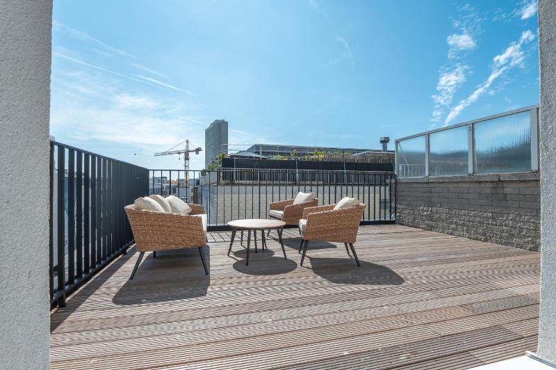 Bright Apartment for 2 with Spacious Terrace & Views - image 16