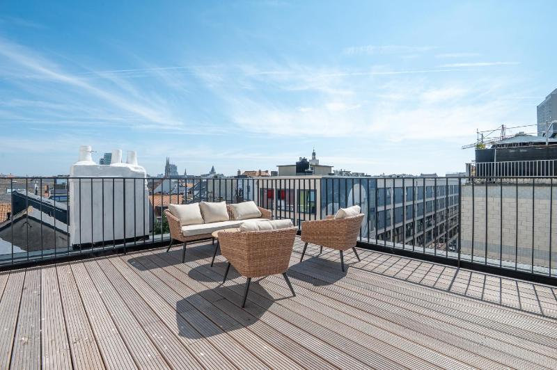 Bright Apartment for 2 with Spacious Terrace & Views - image 5