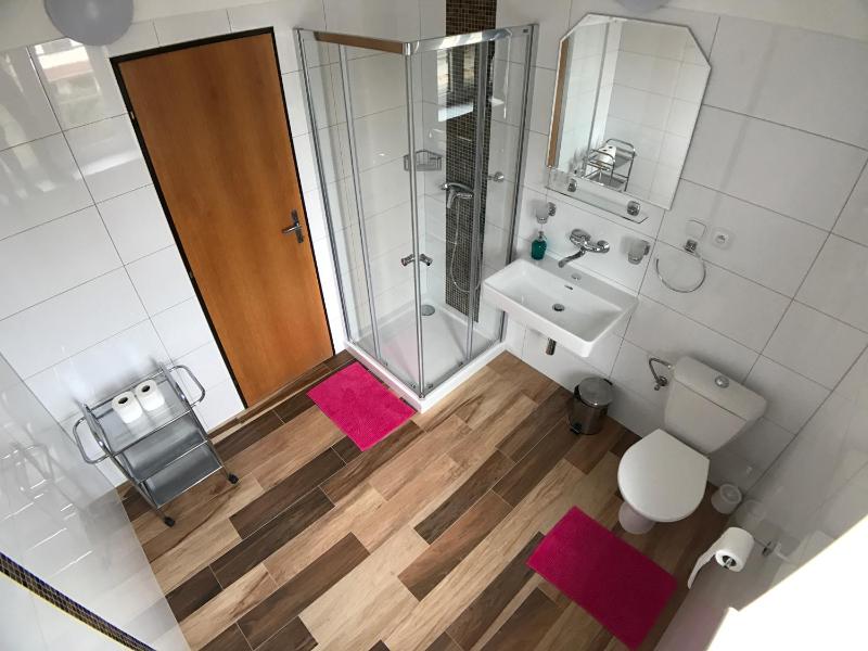 Single Room with Bathroom image 2