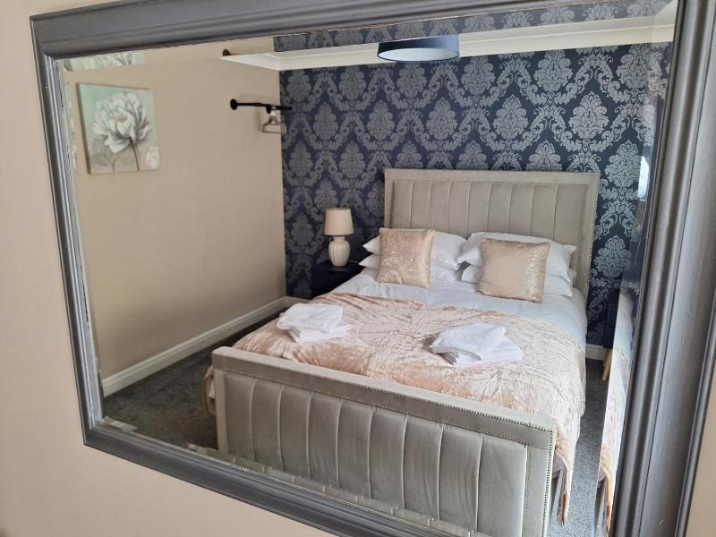 Old Coach House Apartment - image 15
