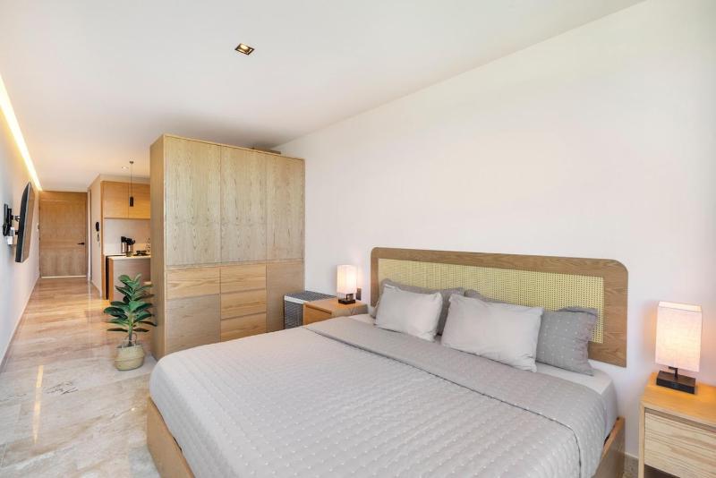 Premium Studio Luxury Amenities rooftop pool - image 3