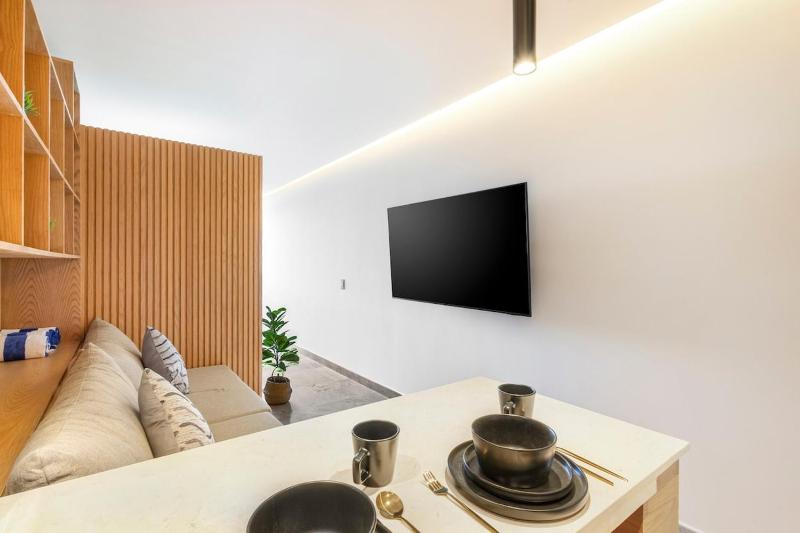 Premium Studio Luxury Amenities rooftop pool - image 2