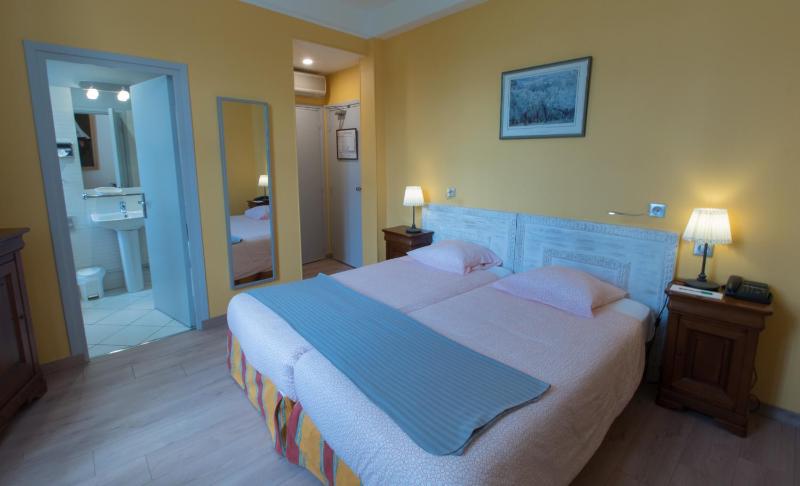Superior Twin Room image 4