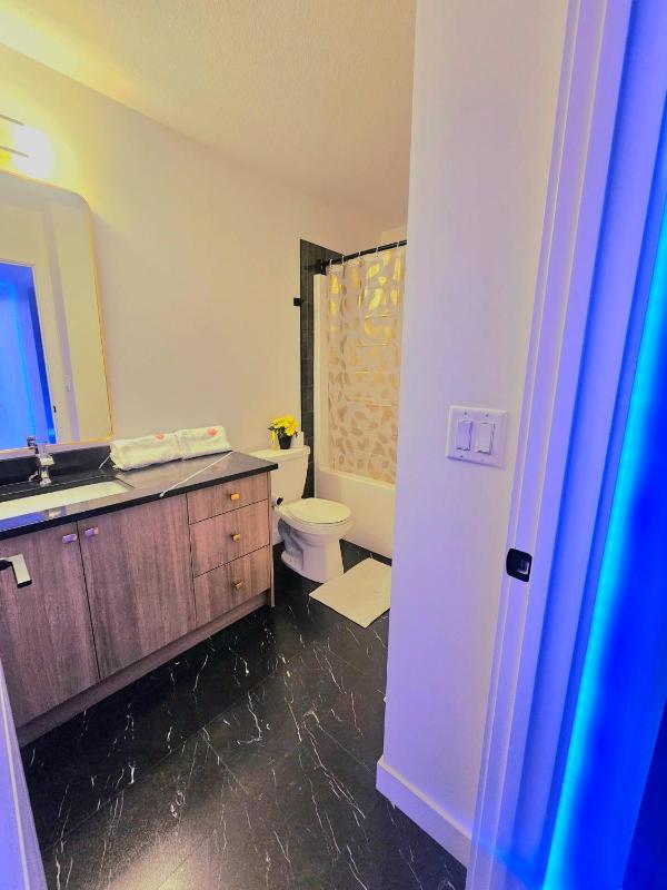 SwitHome Glen Near Yeg Airport 5 beds 25 baths - image 41