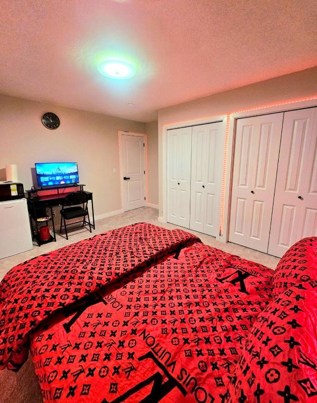 SwitHome Glen Near Yeg Airport 5 beds 25 baths - image 46