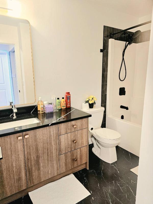 SwitHome Glen Near Yeg Airport 5 beds 25 baths - image 36