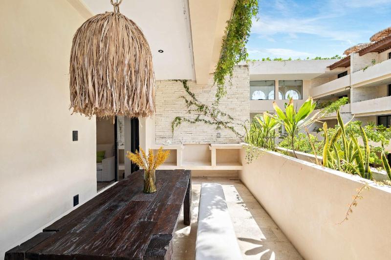 5 stars Luxury Retreat Rooftop Pool Whirlpool tub - image 9