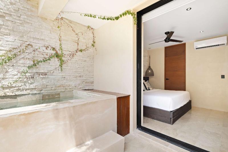 5 stars Luxury Retreat Rooftop Pool Whirlpool tub - image 12