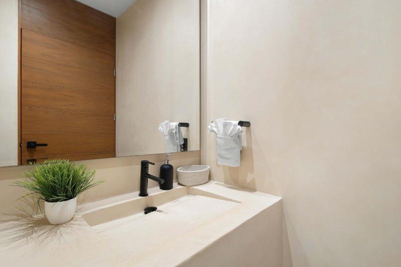 5 stars Luxury Retreat Rooftop Pool Whirlpool tub - image 15