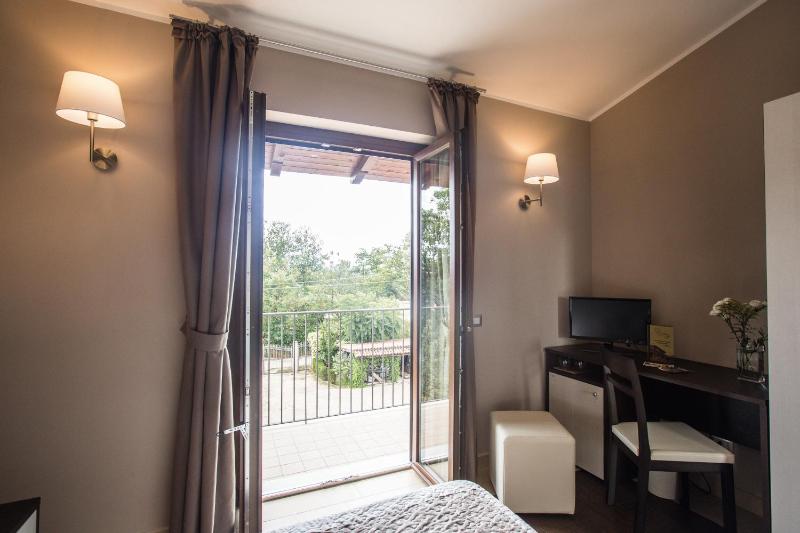 Double Room with Balcony image 3