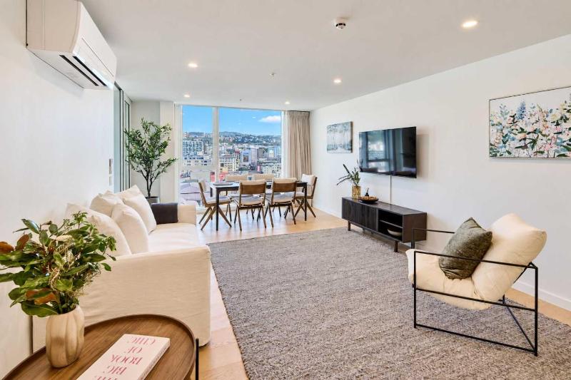 Hyde Lane Stay - 3BR with Pool Gym & Views - image 16