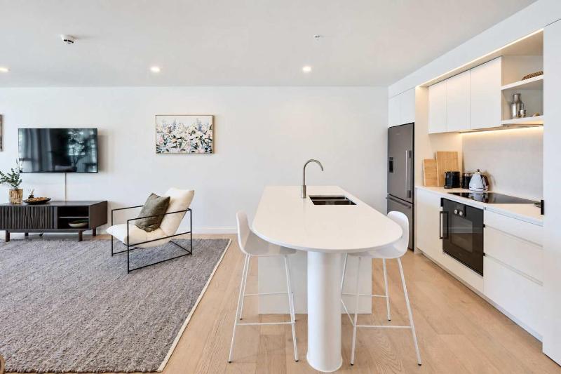 Hyde Lane Stay - 3BR with Pool Gym & Views - image 6