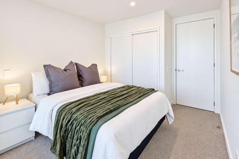 Hyde Lane Stay - 3BR with Pool Gym & Views - image 5
