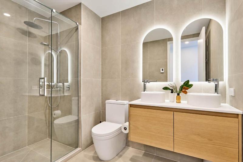 Hyde Lane Stay - 3BR with Pool Gym & Views - image 12