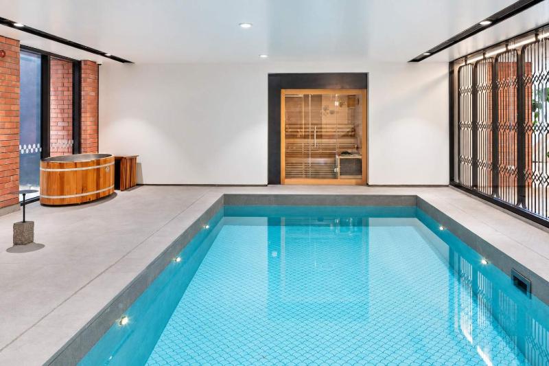 Hyde Lane Stay - 3BR with Pool Gym & Views - image 8