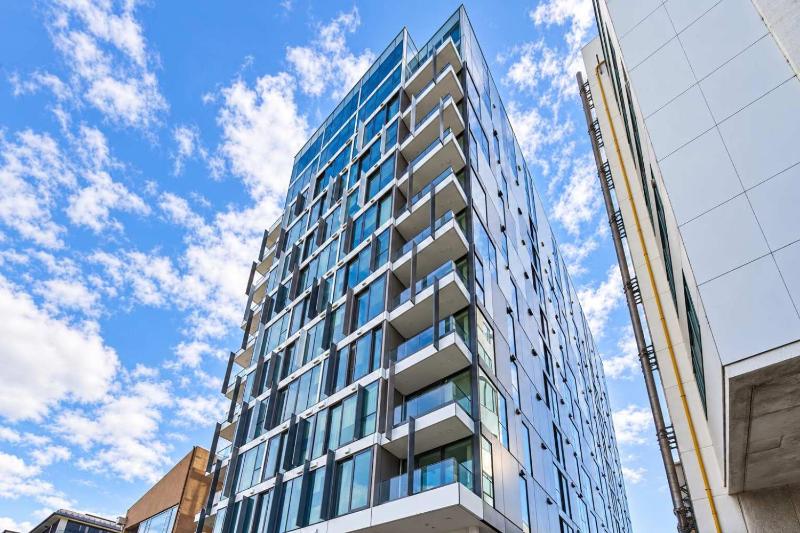 Hyde Lane Stay - 3BR with Pool Gym & Views - image 9