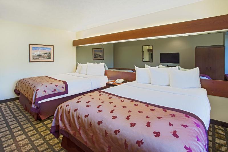 Queen Room with Two Queen Beds - Non-Smoking image 2