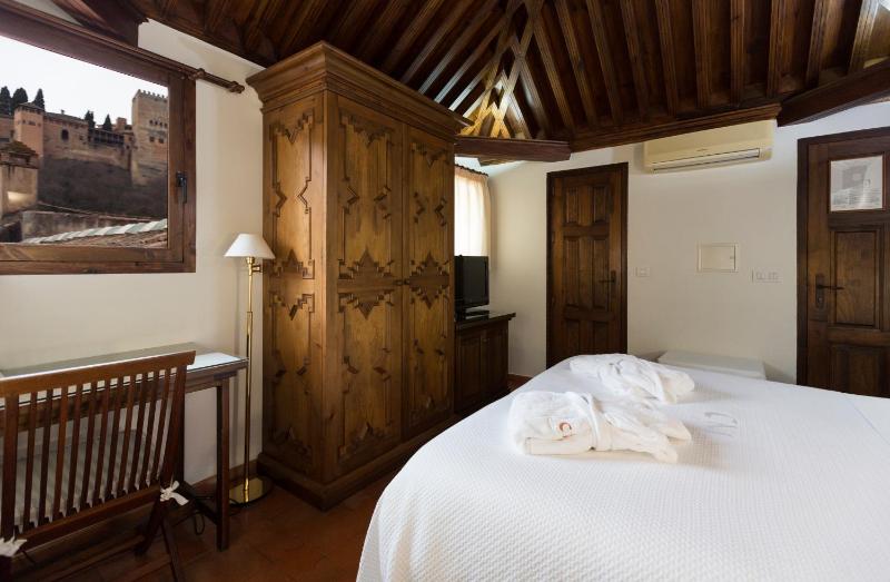 Double Room with frontal Alhambra view image 3