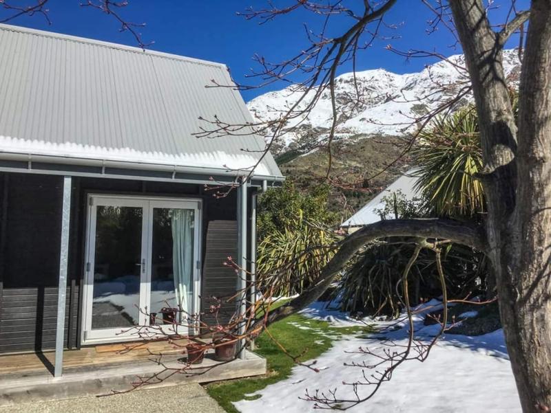 QT Chalet with spa pool - image 18