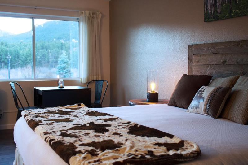Standard King Room image 2