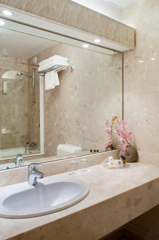 Classic Double Room with Two Double Beds image 3