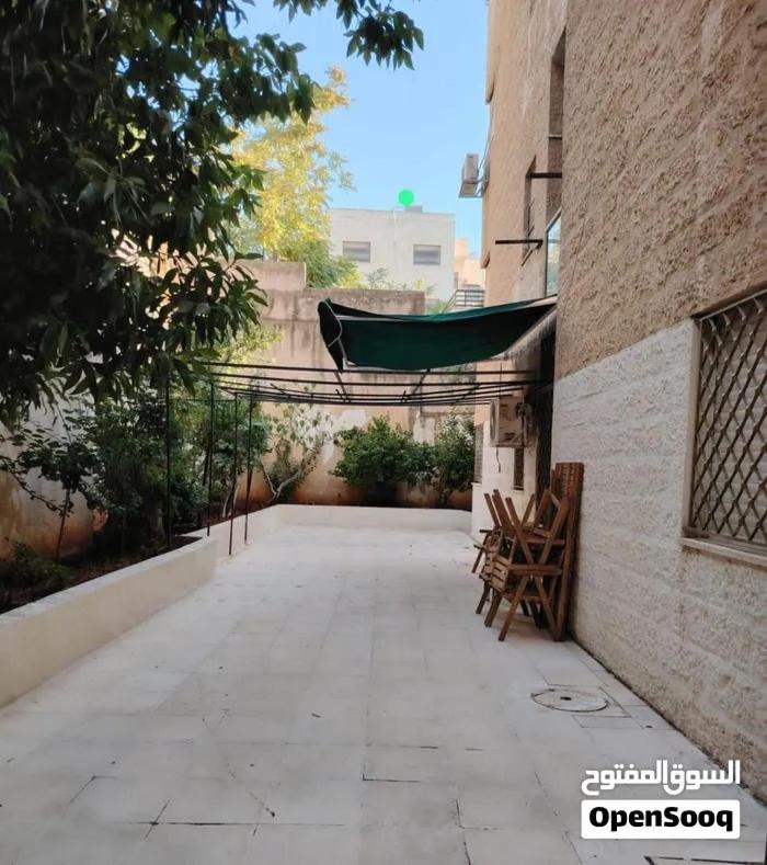 الشميساني شقة أرضية فاخرة مفروشة ثلاث غرف نوم وصالتين مع حديقة تحيط بها - image 16