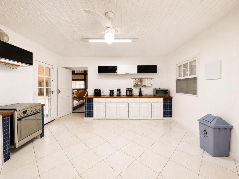 Spacious house with 7 bedrooms 400m from the beach | Pool barbecue area and sports field BZ54 - image 41