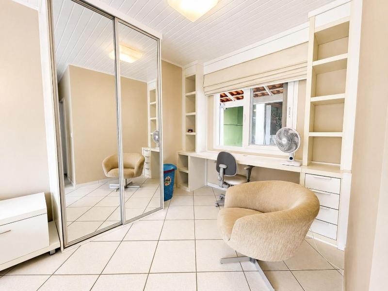Spacious house with 7 bedrooms 400m from the beach | Pool barbecue area and sports field BZ54 - image 18