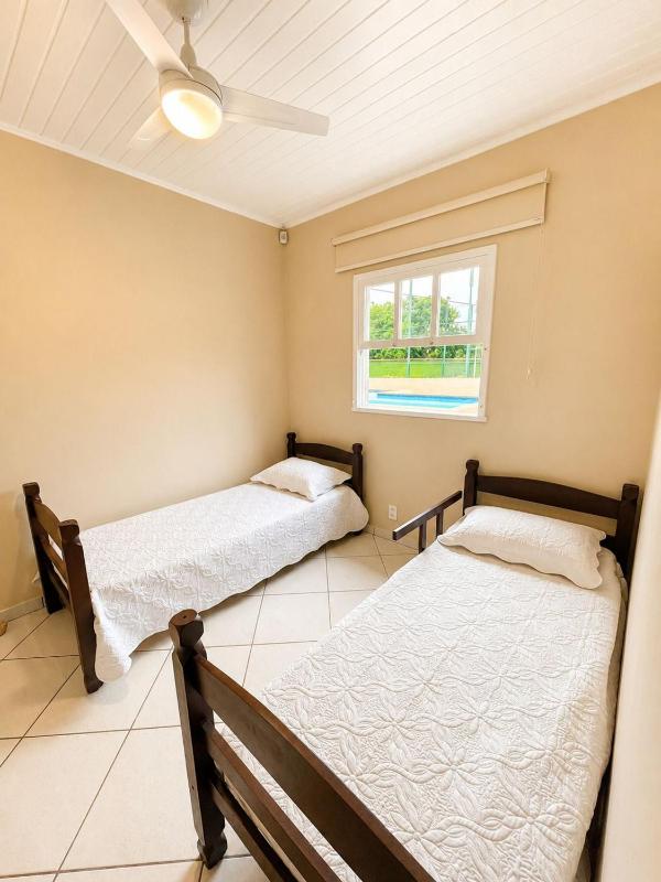 Spacious house with 7 bedrooms 400m from the beach | Pool barbecue area and sports field BZ54 - image 33