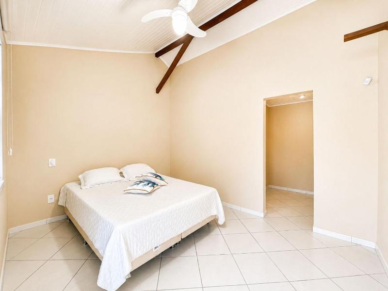 Spacious house with 7 bedrooms 400m from the beach | Pool barbecue area and sports field BZ54 - image 25