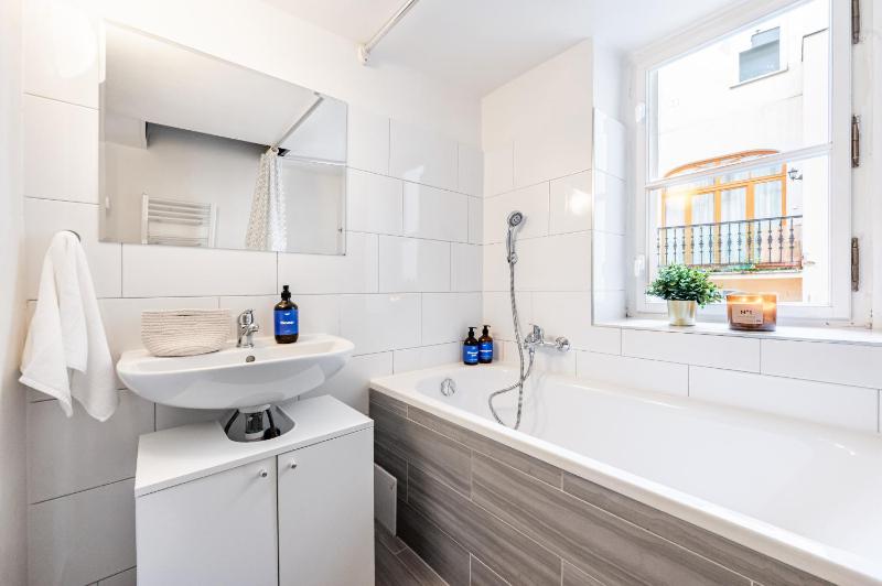 Prague Days - Four Bedroom Apartment with Workspace and 250Mbs WiFi in New Town - image 6
