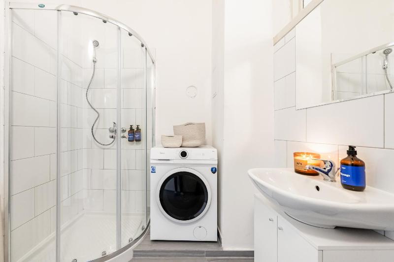 Prague Days - Four Bedroom Apartment with Workspace and 250Mbs WiFi in New Town - image 8