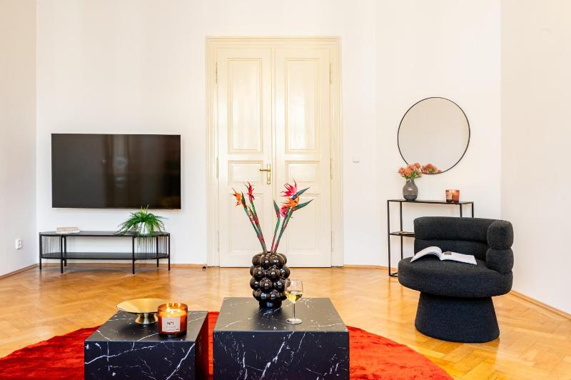 Prague Days - Four Bedroom Apartment with Workspace and 250Mbs WiFi in New Town - image 5