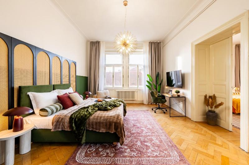 Prague Days - Four Bedroom Apartment with Workspace and 250Mbs WiFi in New Town - image 10