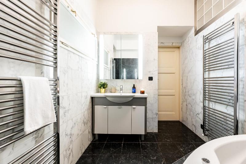 Prague Days - Three Bedroom Apartment with AC Desk and 100Mbs WiFi in New Town - image 13