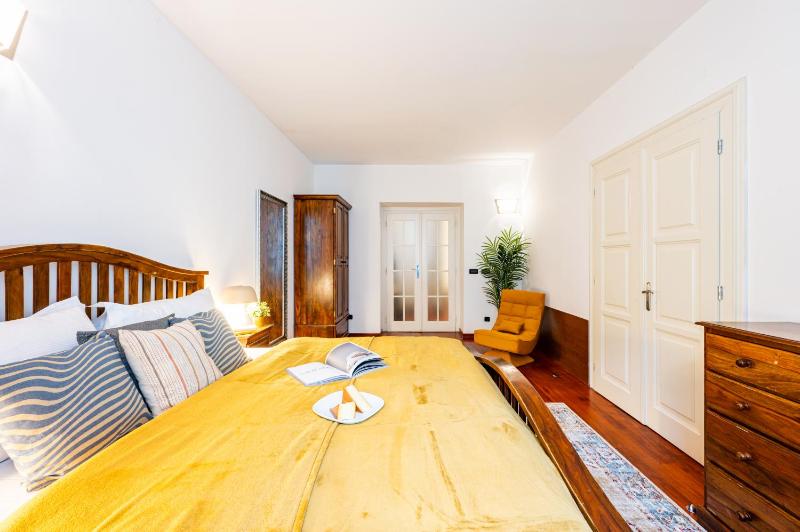 Prague Days - Three Bedroom Apartment with AC Desk and 100Mbs WiFi in New Town - image 6