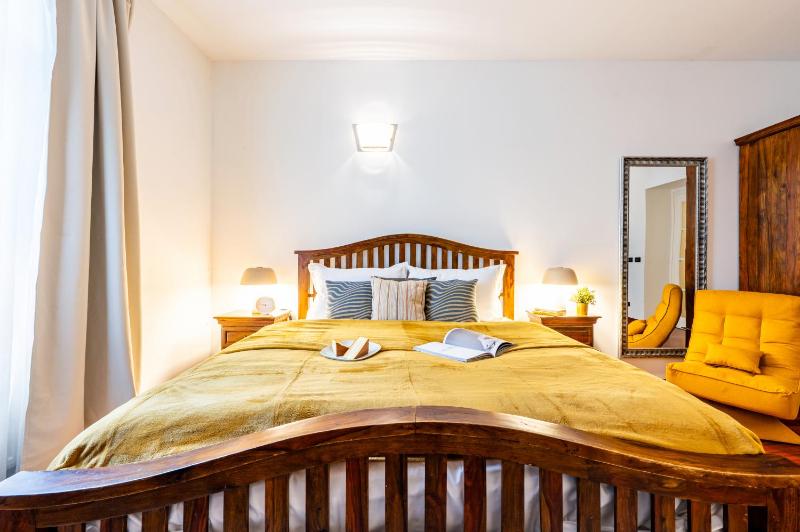 Prague Days - Three Bedroom Apartment with AC Desk and 100Mbs WiFi in New Town - image 2